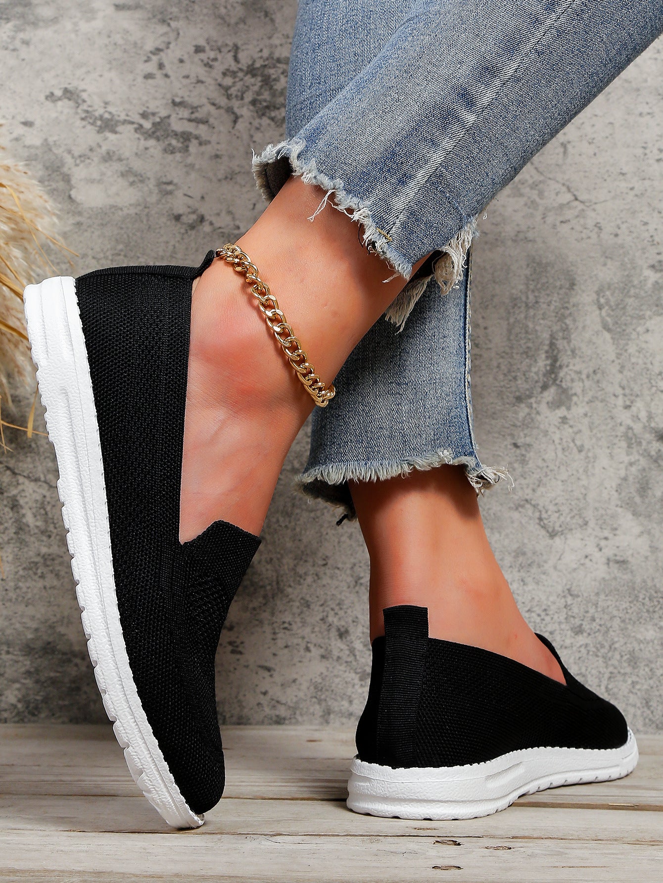Plus Size Flat Heel Solid Color Flyknit Casual Women's Pumps